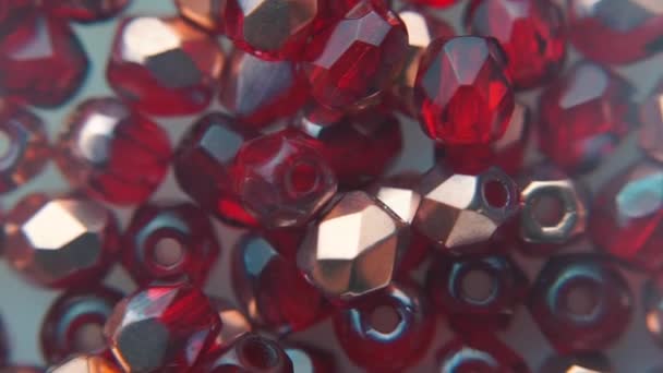 Gros plan de perles de bijoux de couleur rubis . — Video