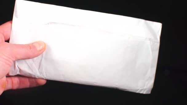 Witte envelop met steekpenningen aan een politieagent. — Stockvideo