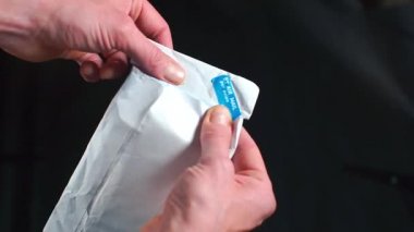 Yırtık bir zarfın içindeki mektubun kapanışı.