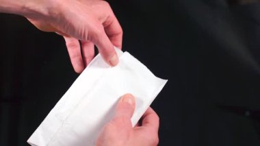 Bir adam zarfı açar. Zarfın içinde para var. Yozlaşma.