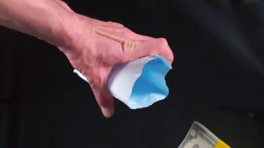 Rüşvet için para hazırlıyorum. Bir adam zarfa Amerikan doları koyar..