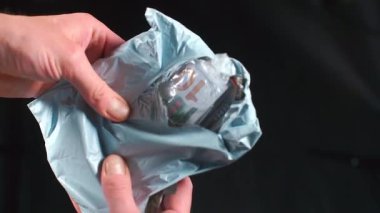 Paketteki dolar paketleri.