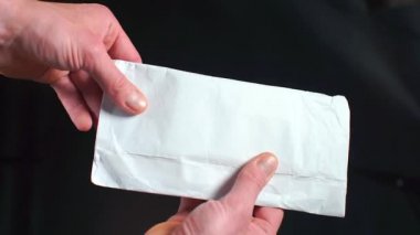 Gizli bilgilere sahip bir zarfı kapat.