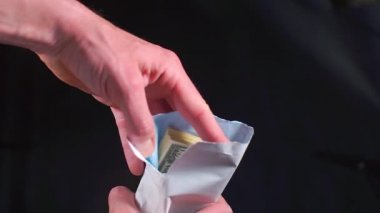 Bir iş adamı zarftan Amerikan doları çıkardı..