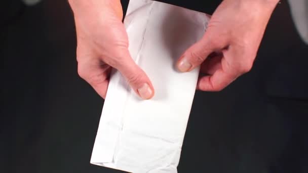 Närbild av ett vitt kuvert i händerna — Stockvideo
