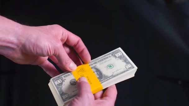 Ein Bündel amerikanischer Dollar in den Händen eines Geschäftsmannes. — Stockvideo