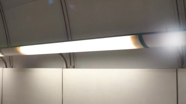 Düz metro altgeçit lambası