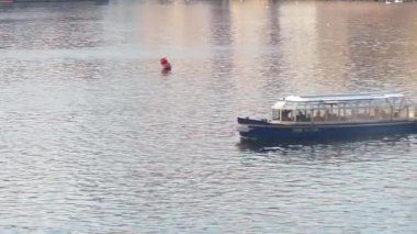 Nehirde yüzen bir tekneye yakın çekim.