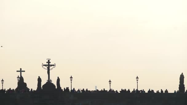 La silueta del viejo puente. En el puente hay cruces y estatuas . — Vídeos de Stock