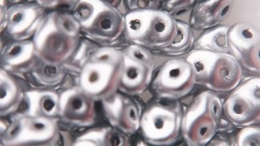 Gümüş boncuklara yakın çekim. 