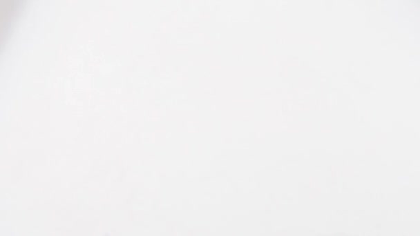 Verser des perles claires dans un sac. Vente de perles de bijoux .