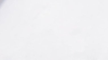 Siyah boncukları beyaz tabağa dökerek.