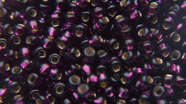 Close-up van zwarte kralen textuur. — Stockvideo