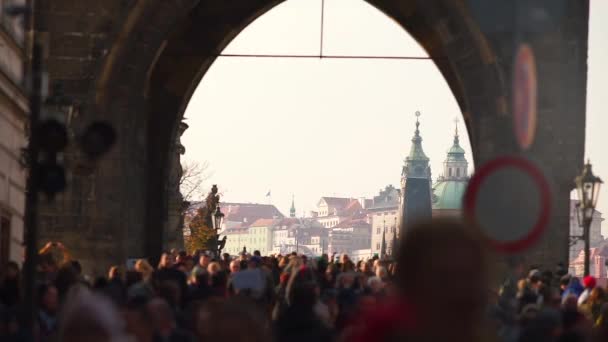 Много людей гуляют на фоне башен старого города . — стоковое видео