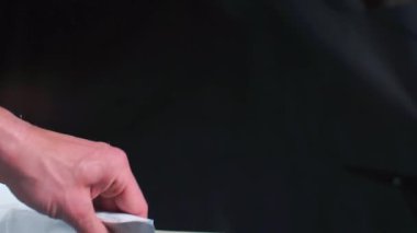 Zarfta bir tomar para var..