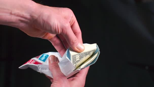 Sluiting van geld in een pakket. — Stockvideo