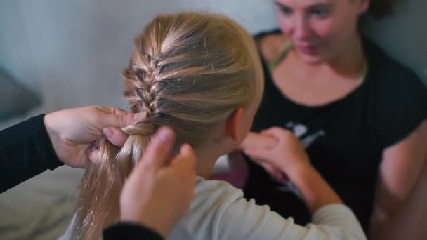 Lesbianas mamás hacer hijas peinado en su cumpleaños . — Vídeo de stock