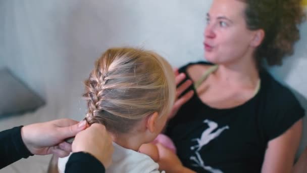 Två lesbiska gör frisyr dotter. — Stockvideo