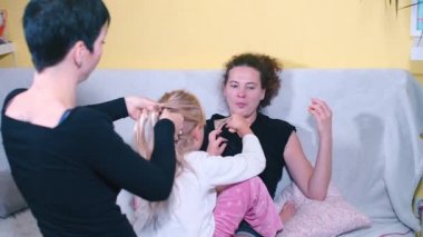 Evde çocuklu iki anne lezbiyen..