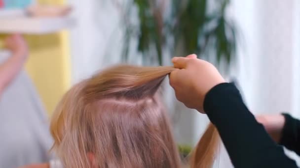 Close-up de mãos fazendo um penteado . — Vídeo de Stock