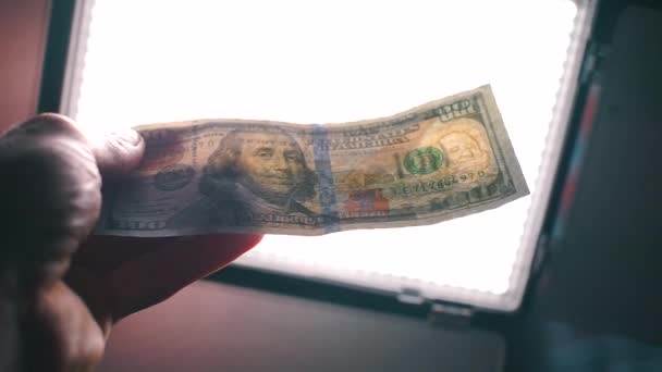 사업가가 100 달러짜리 지폐를 들고 있는 모습. — 비디오