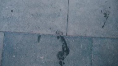 Otel banyosunda ıslak ayak izleri var.