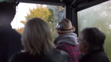 Otobüse binen bir grup yolcu.