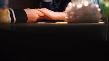 Bir Lgbt çiftinin ellerine yakın çekim.