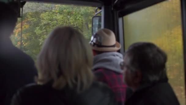Un grupo de personas está montando un autobús — Vídeo de stock