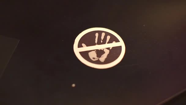 Symbol na panelu se nesmí dotýkat. — Stock video