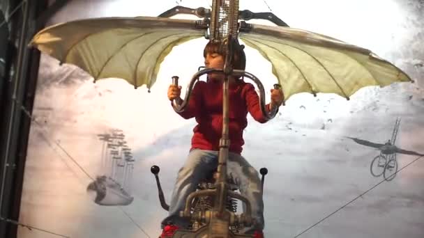 Barnet styr ett mekaniskt flygplan — Stockvideo