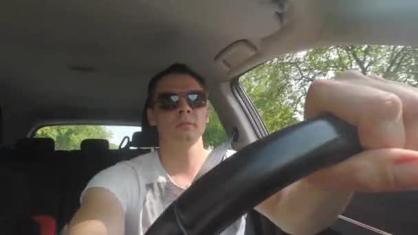 Taksówkarz prowadzący samochód — Wideo stockowe