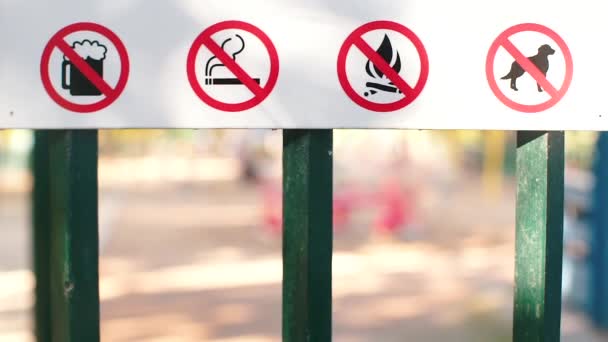 Letreros prohibitivos en la entrada del parque de la ciudad — Vídeos de Stock