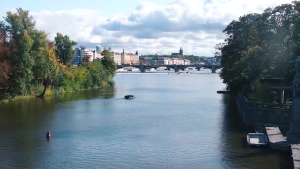 Vista del río en el casco antiguo de Praga. Un catamarán flota en el río . — Vídeo de stock