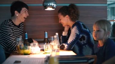 Lgbt ailesi masadaki bir restoranda.