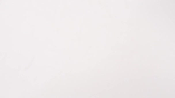 Verser un sac de perles blanches transparentes dans un magasin .