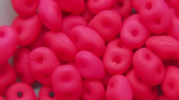 Detailní záběr červených bonbónů. — Stock video