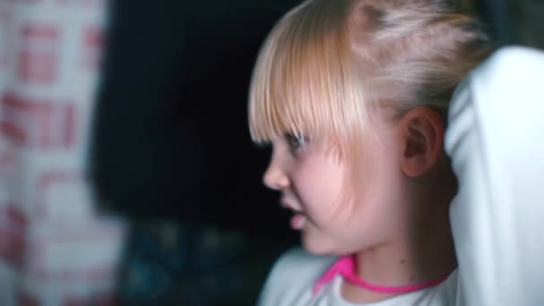 Gros plan d'une fille avant une coupe de cheveux, à la maison . — Video