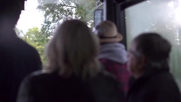 Fahrgäste fahren im Stehen im Bus — Stockvideo