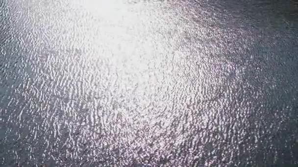 Reflexão do sol na água do lago . — Vídeo de Stock