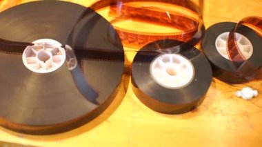 Masada duran film ruloları.