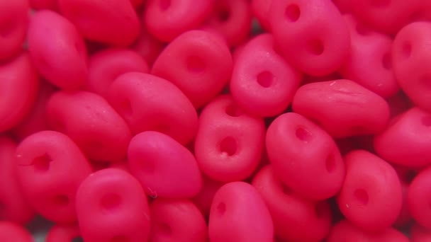 Spousta růžových bonbónů. — Stock video