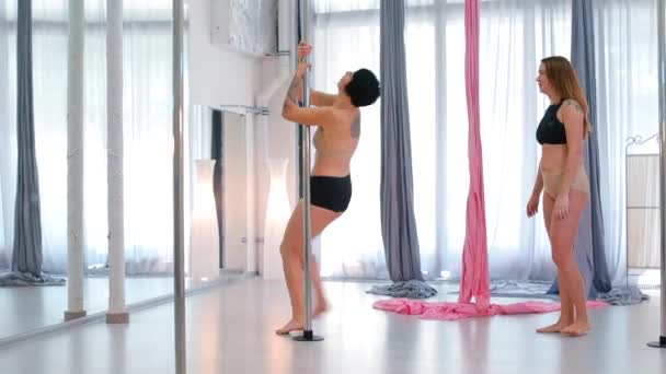 Bir kadın pilonun üzerinde dans etmeyi öğrenir.. — Stok video