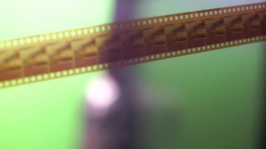 Fotoğrafçı renkli filmin negatiflerini inceler..