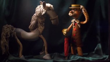 Doldurulmuş oyuncak, küçük şey ve at