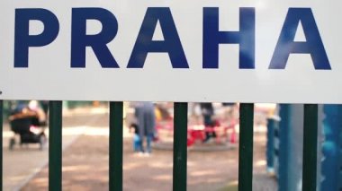 Praha 'nın bir yerleşim yerinin kapısındaki yazıt..