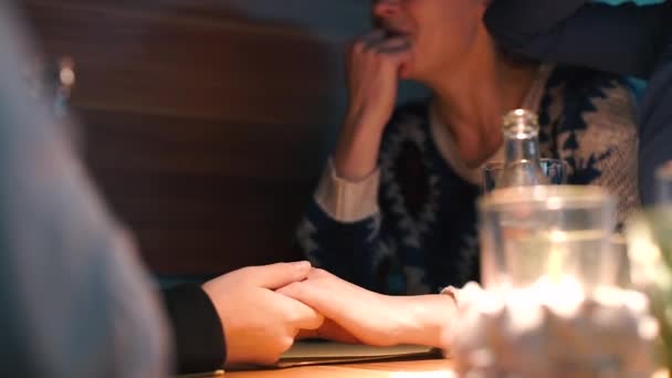 Mãos de duas lésbicas à mesa . — Vídeo de Stock