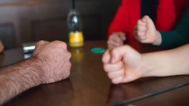 Grupo de personas lanza los dedos antes de juego de mesa . — Vídeo de stock