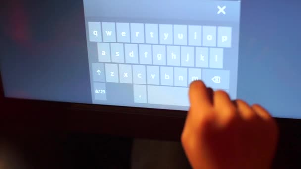 El niño hace clic en las letras con su dedo — Vídeos de Stock