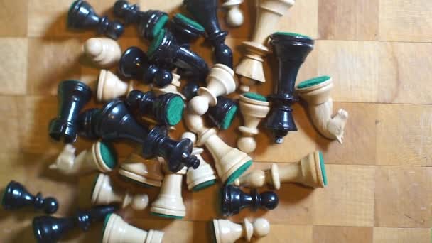 Крупным планом старинных шахмат, лежащих на деревянной доске — стоковое видео